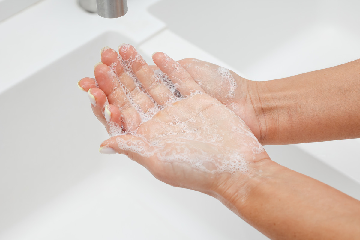 нанесите мыло на руки