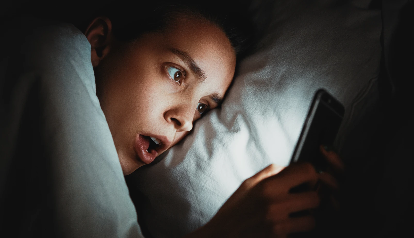 Что такое думскроллинг и почему следует отказаться от телефона перед сном?