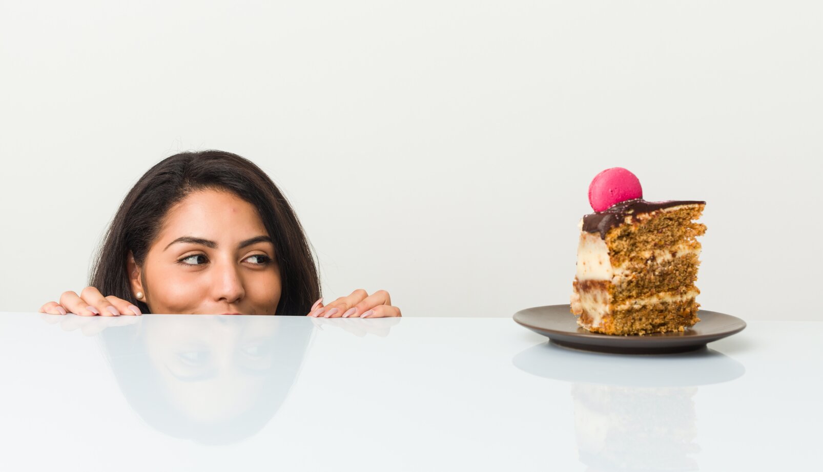 Почему перед месячными хочется съесть буквально всё?