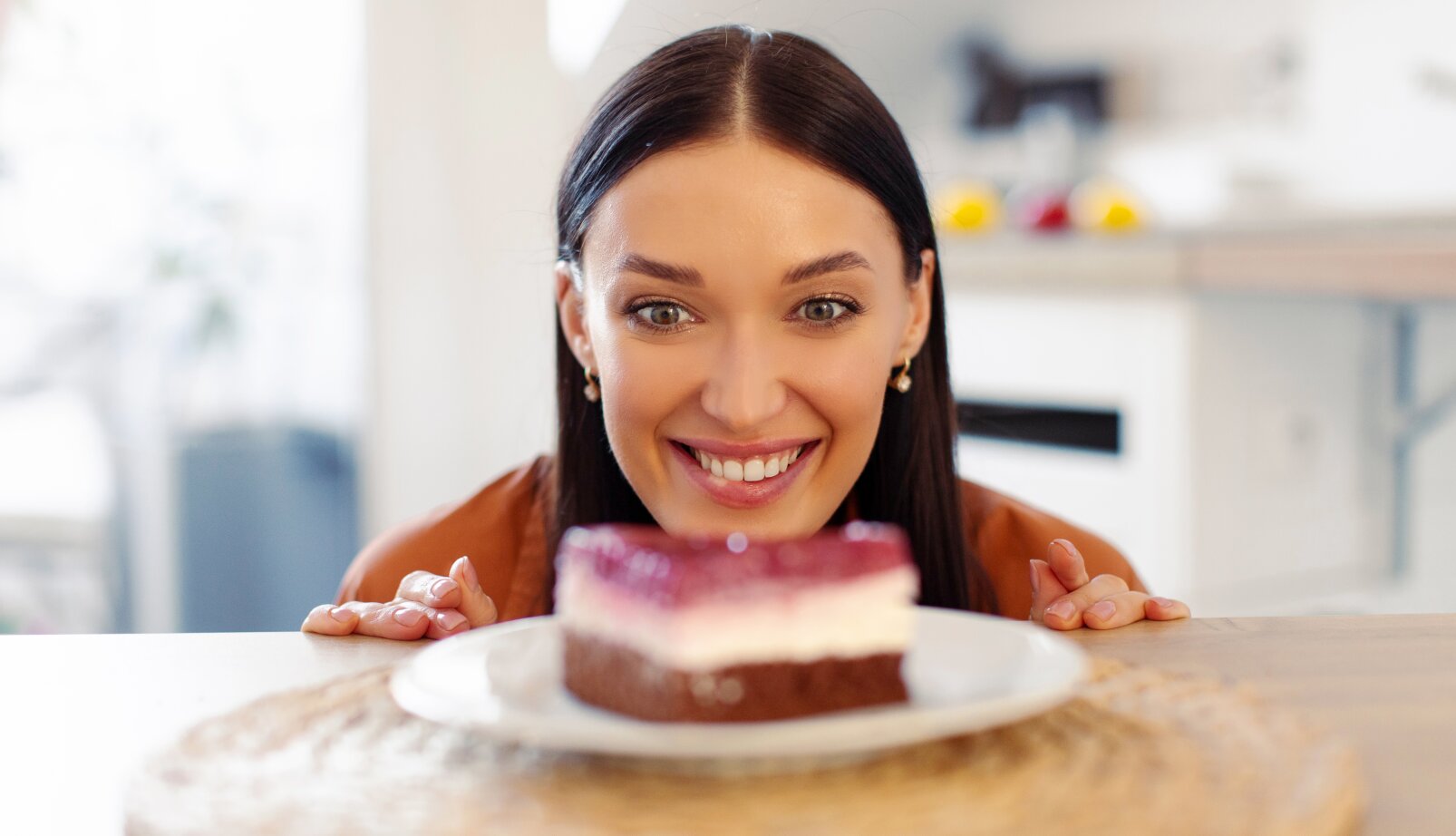 Почему перед месячными хочется съесть буквально всё?