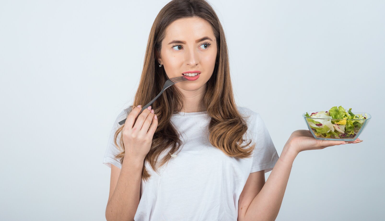 Почему перед месячными хочется съесть буквально всё?