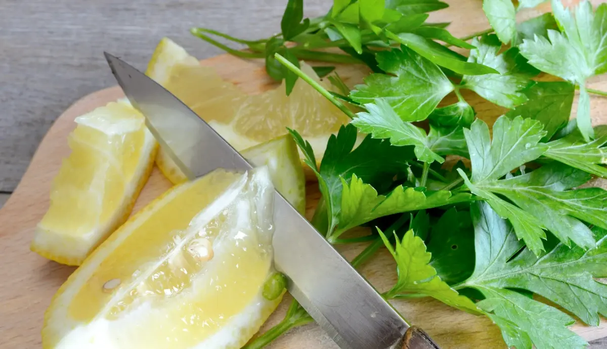 Нарізали лайм в коктейль і вийшли на сонце? 7 продуктів, сік яких на сонці може обпекти шкіру