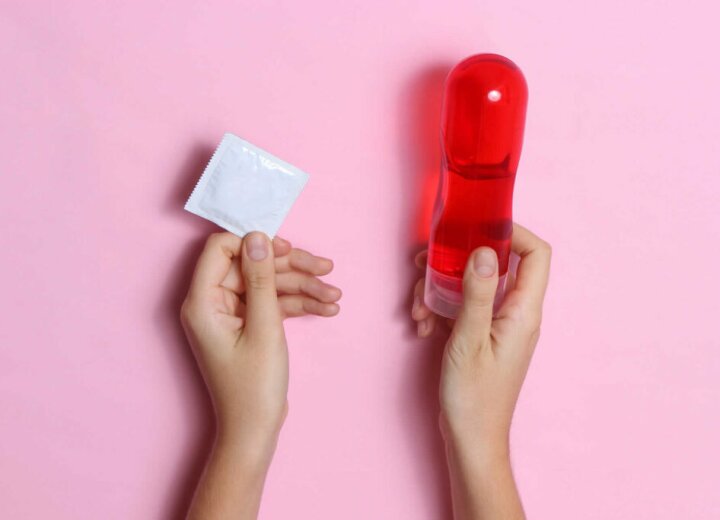 Бар'єрна контрацепція: як правильно вибрати презерватив і лубрикант?
