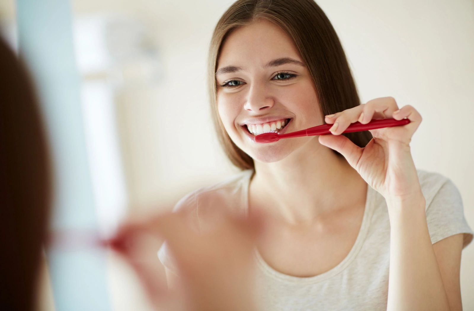 Правильные утренние ритуалы: когда чистить зубы — до или после завтрака