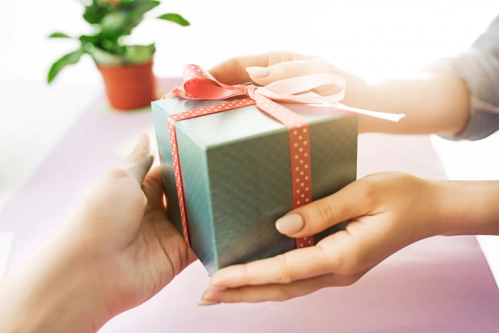 Как правильно дарить и принимать подарки?