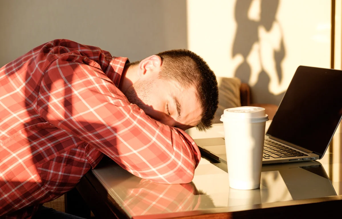 13 причин, из-за которых днем тянет на сон