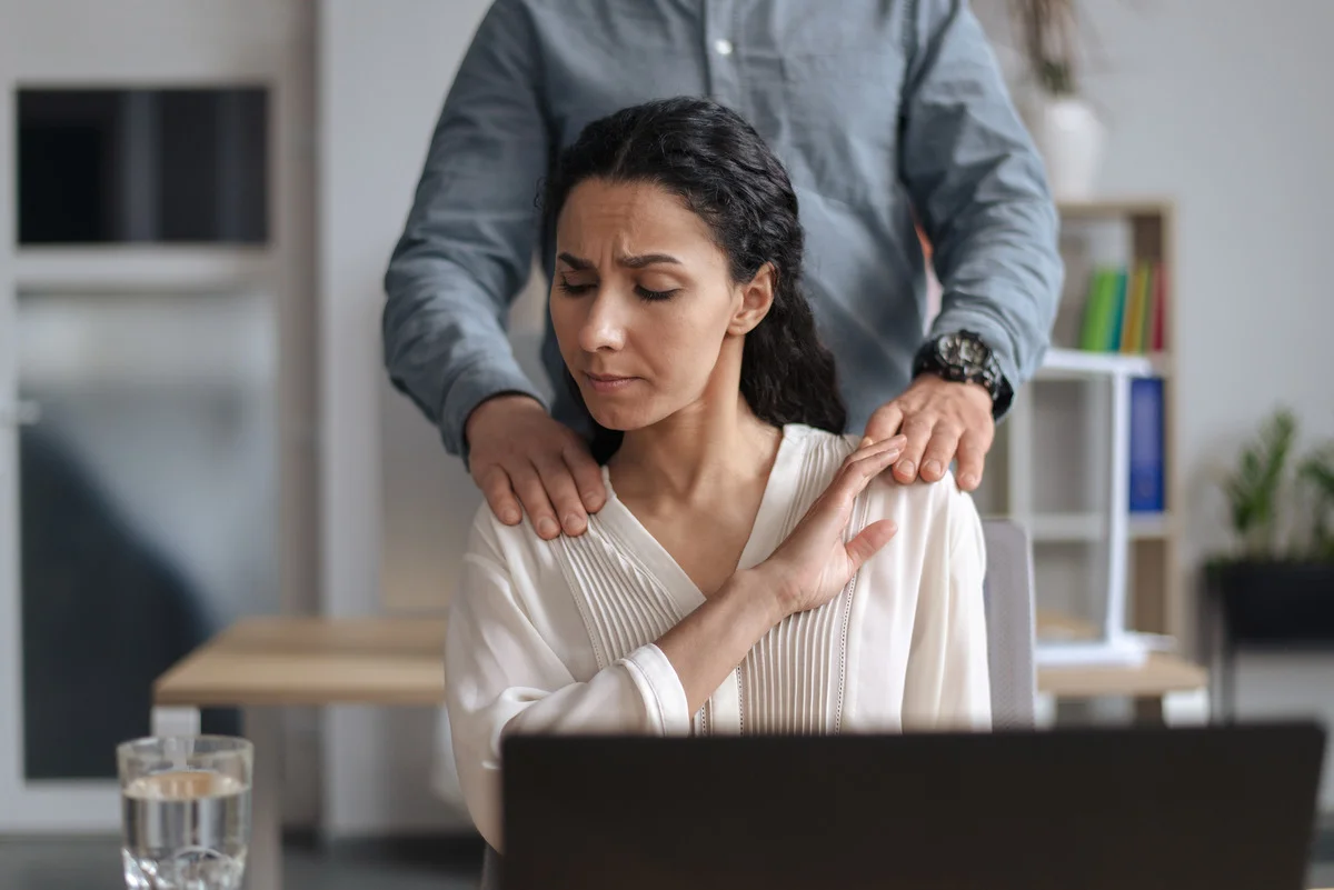 Ко мне пристает начальник. Как бороться с харассментом и защититься от домогательств?