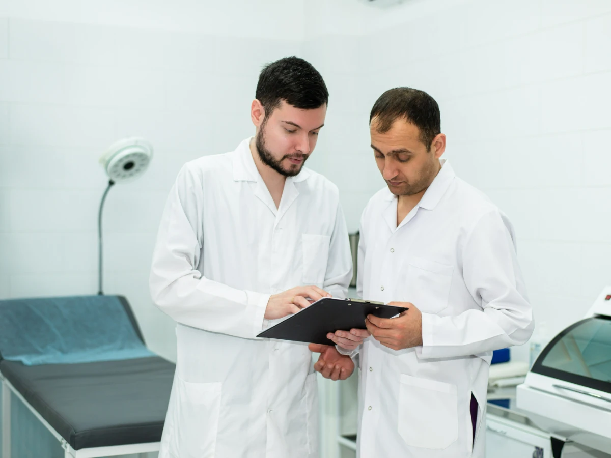 Почему эндопротезирование при переломе шейки бедра спасает жизнь человека — объясняют травматологи