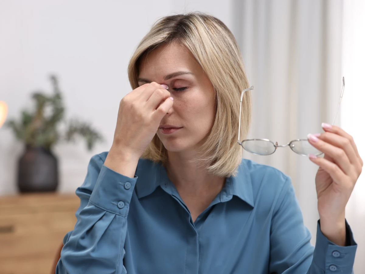 У меня слезятся глаза. Как снять слезливость в домашних условиях?