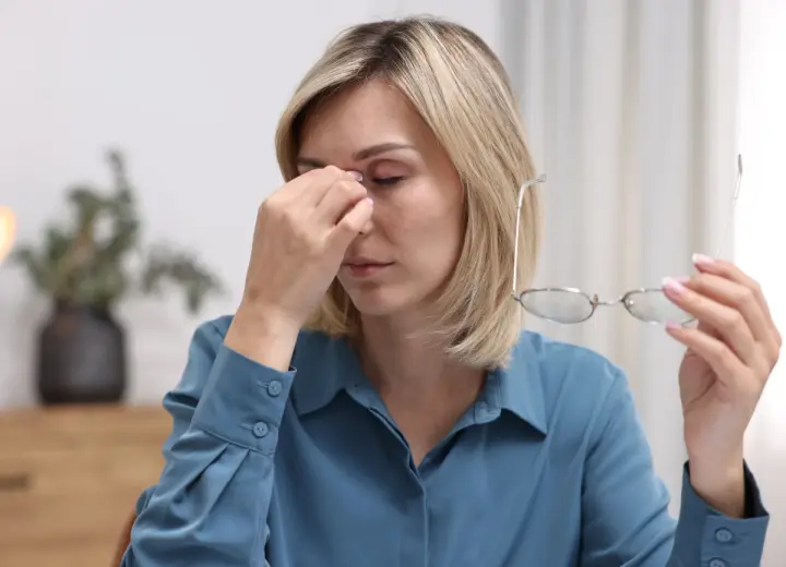 У меня слезятся глаза. Как снять слезливость в домашних условиях?