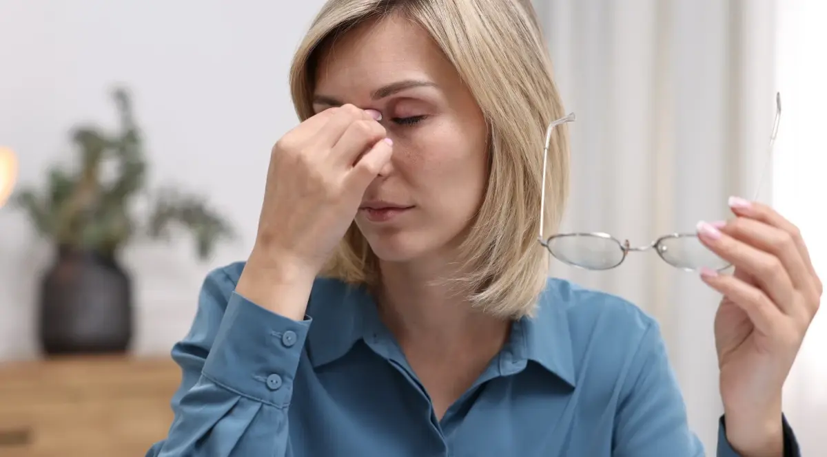 У меня слезятся глаза. Как снять слезливость в домашних условиях?