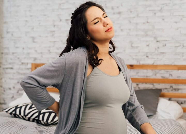 Почему во время беременности болит спина и что с этим делать
