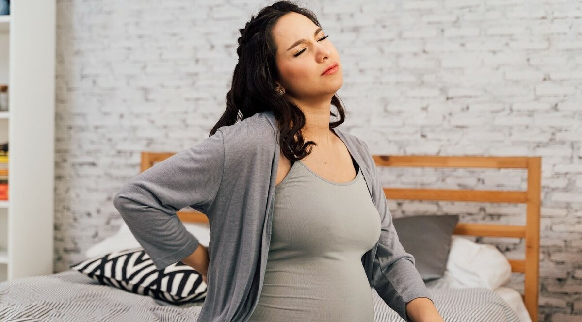 Чому під час вагітності болить спина та що з цим робити