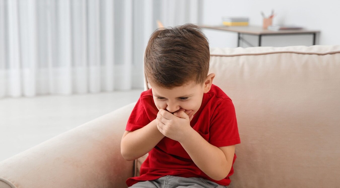 Запах изо рта у ребенка: почему неприятно пахнет, причины и что делать
