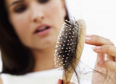 Почему осенью выпадают волосы, норма ли это и как этого избежать?