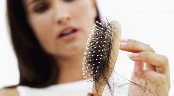 Проблема выпадения волос у женщин: причины и решения