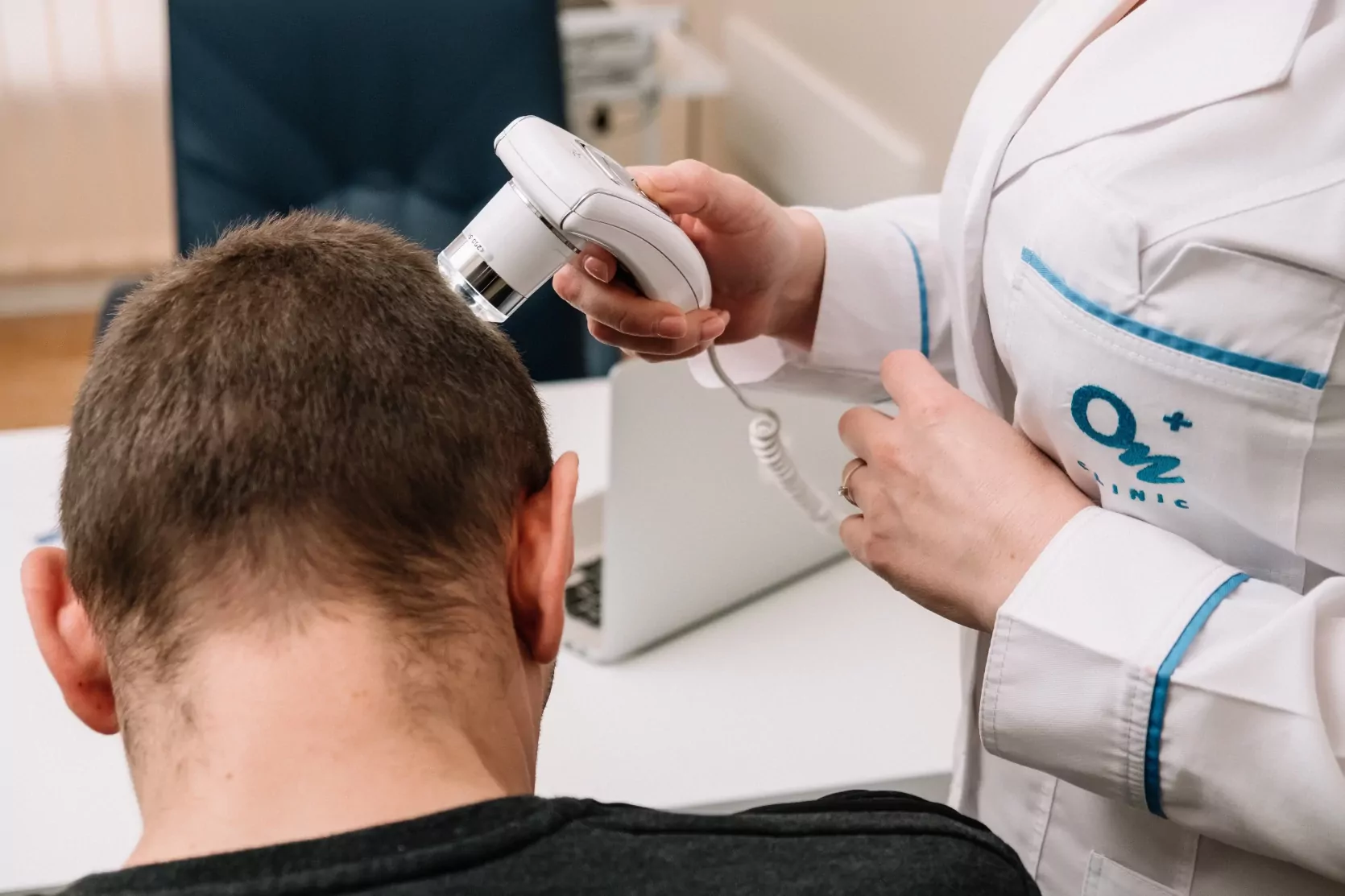 трихоскоп для диагностики перхоти и зуда кожи головы в медицинском центре ОН Клиник Одесса