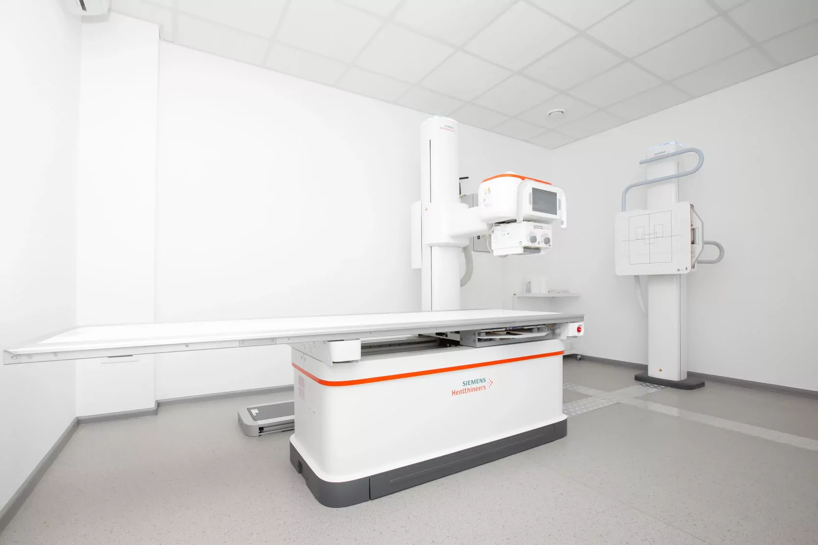 апарат для проведення рентгена черевної порожнини в медичному центрі ОН Клінік Харків