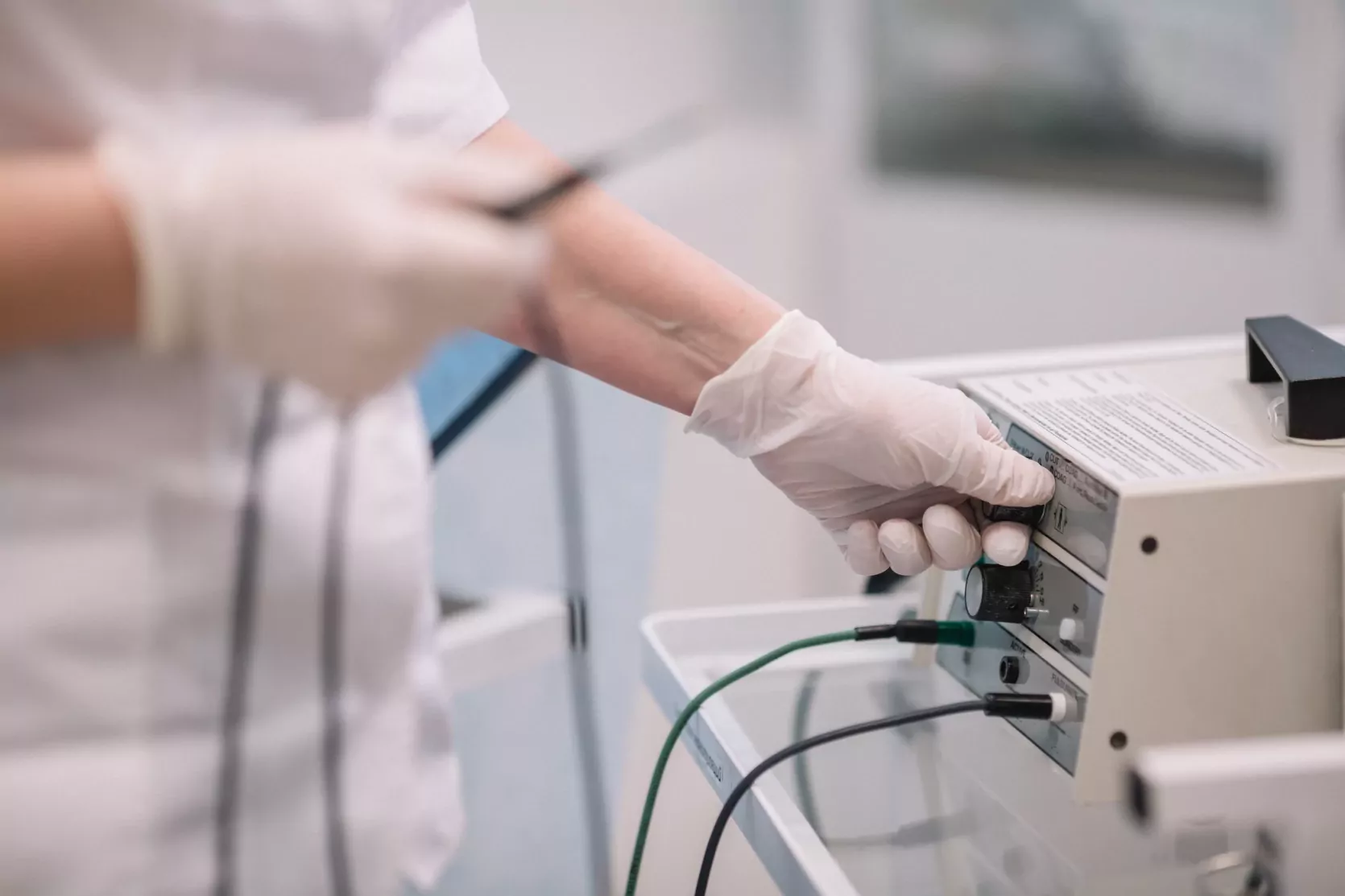 аппарат Сургитрон для удаления новообразований на коже в медицинском центре ОН Клиник Днепр