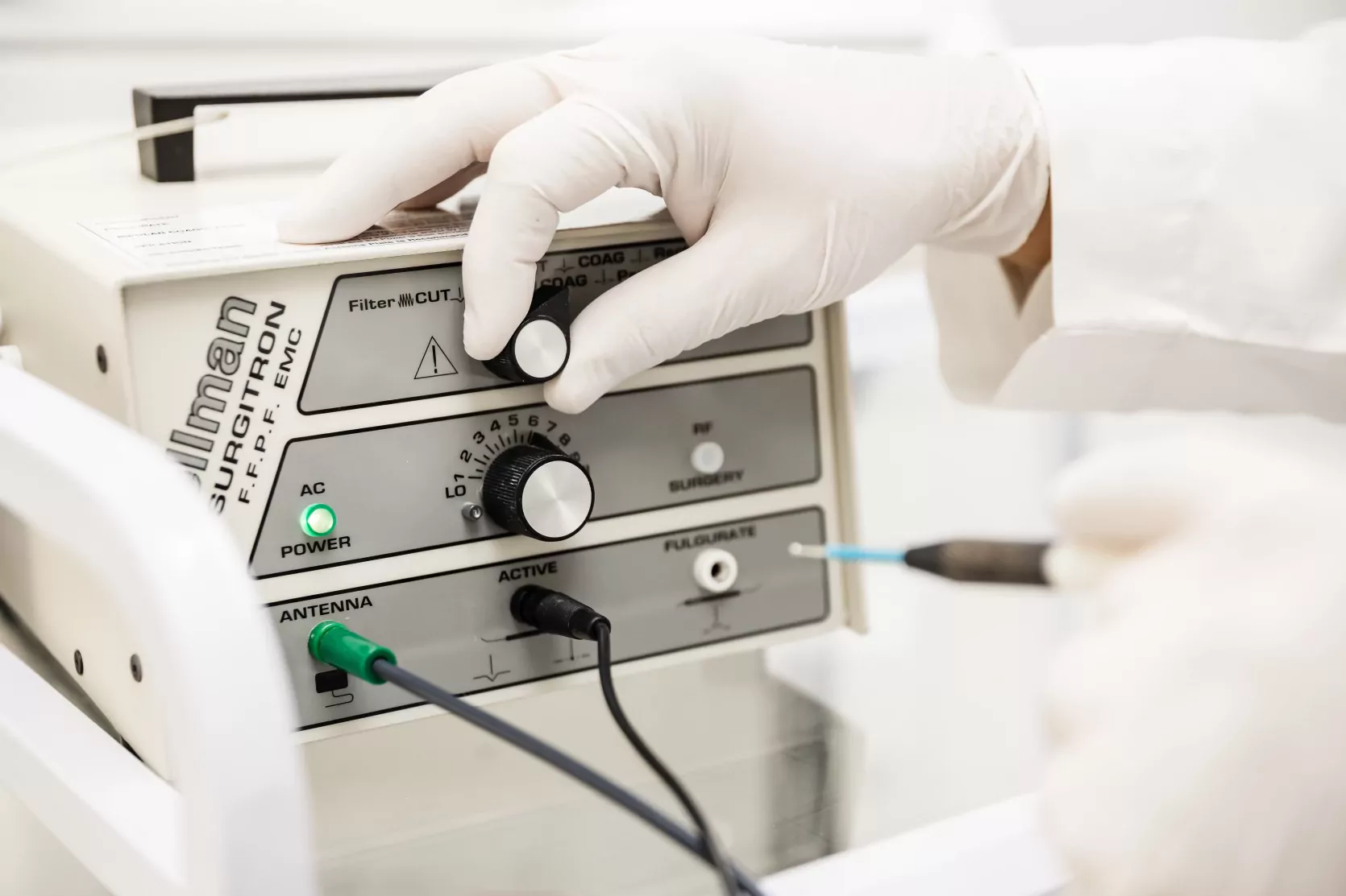 апарат Сургітрон для видалення атероми у медичному центрі ОН Клінік Чернігів
