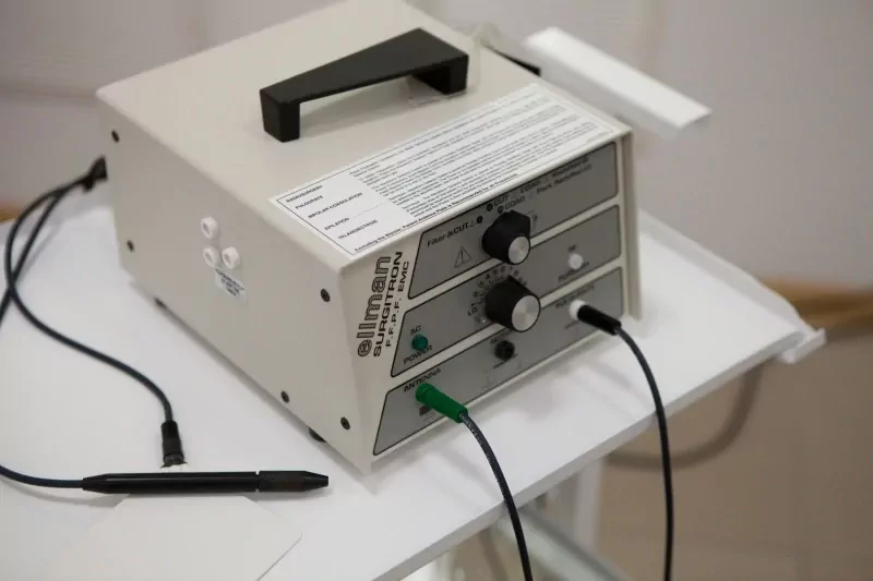 аппарат Сургитрон для удаления гигромы в медицинском центре ОН Клиник Чернигов