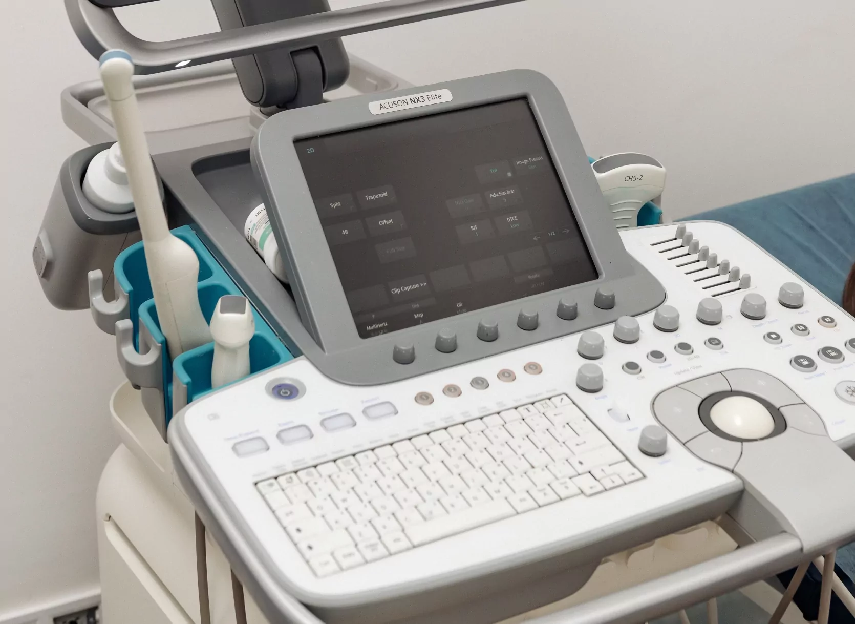 аппарат для проведения УЗИ брюшной полости в медицинском центре ОН Клиник Черкассы