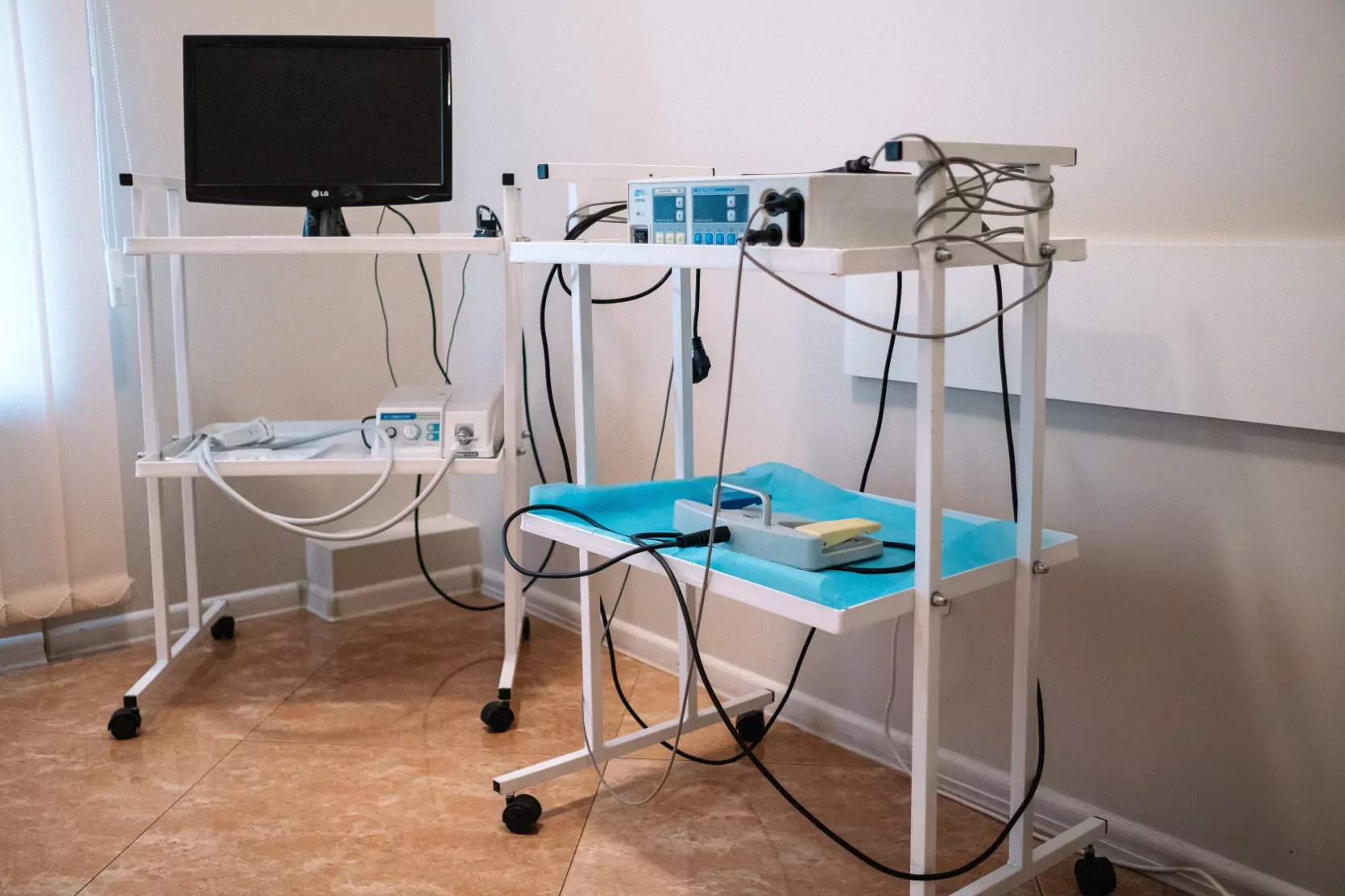 видеоректоскоп (слева) для диагностики заболеваний в проктологии в медицинском центре ОН Клиник Одесса