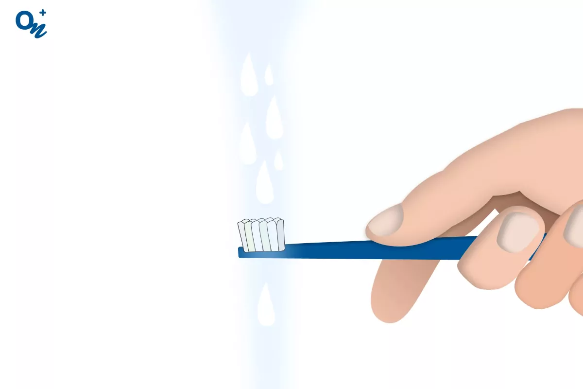 Змочіть щетину зубної щітки невеликою кількістю води