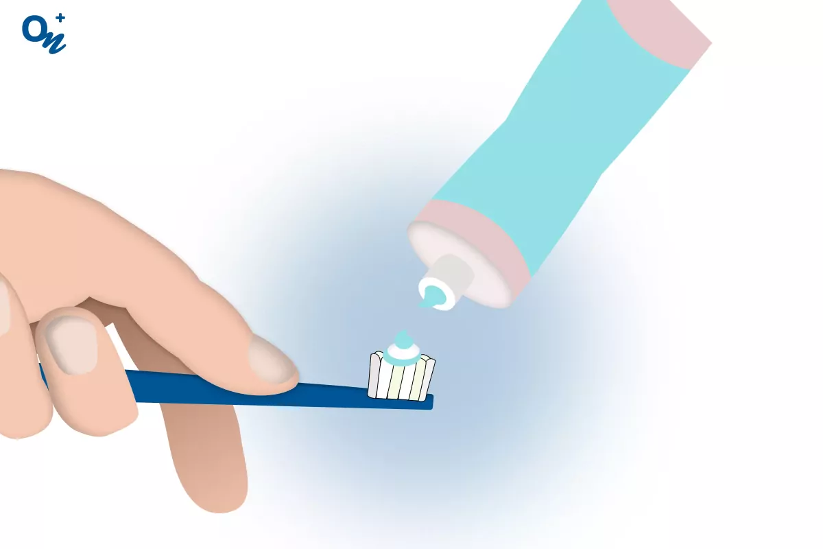 Выдавите на зубную щетку количество зубной пасты размером с горошину