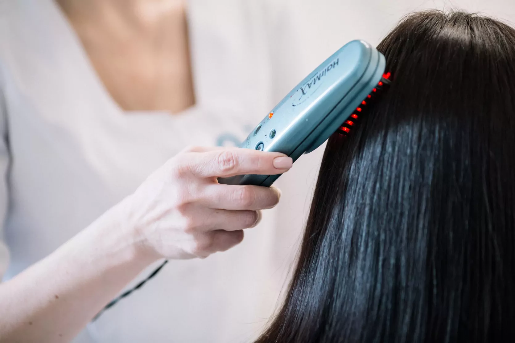 лазерная расческа для стимуляции роста волос в медицинском центре ОН Клиник Харьков