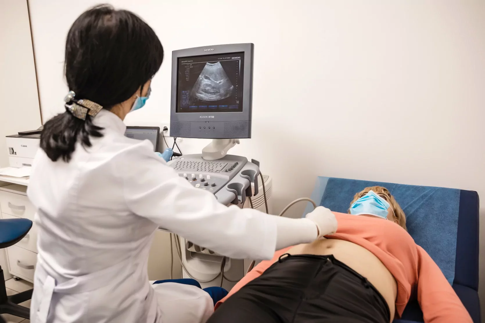 аппарат для проведения УЗИ брюшной полости в медицинском центре ОН Клиник Чернигов