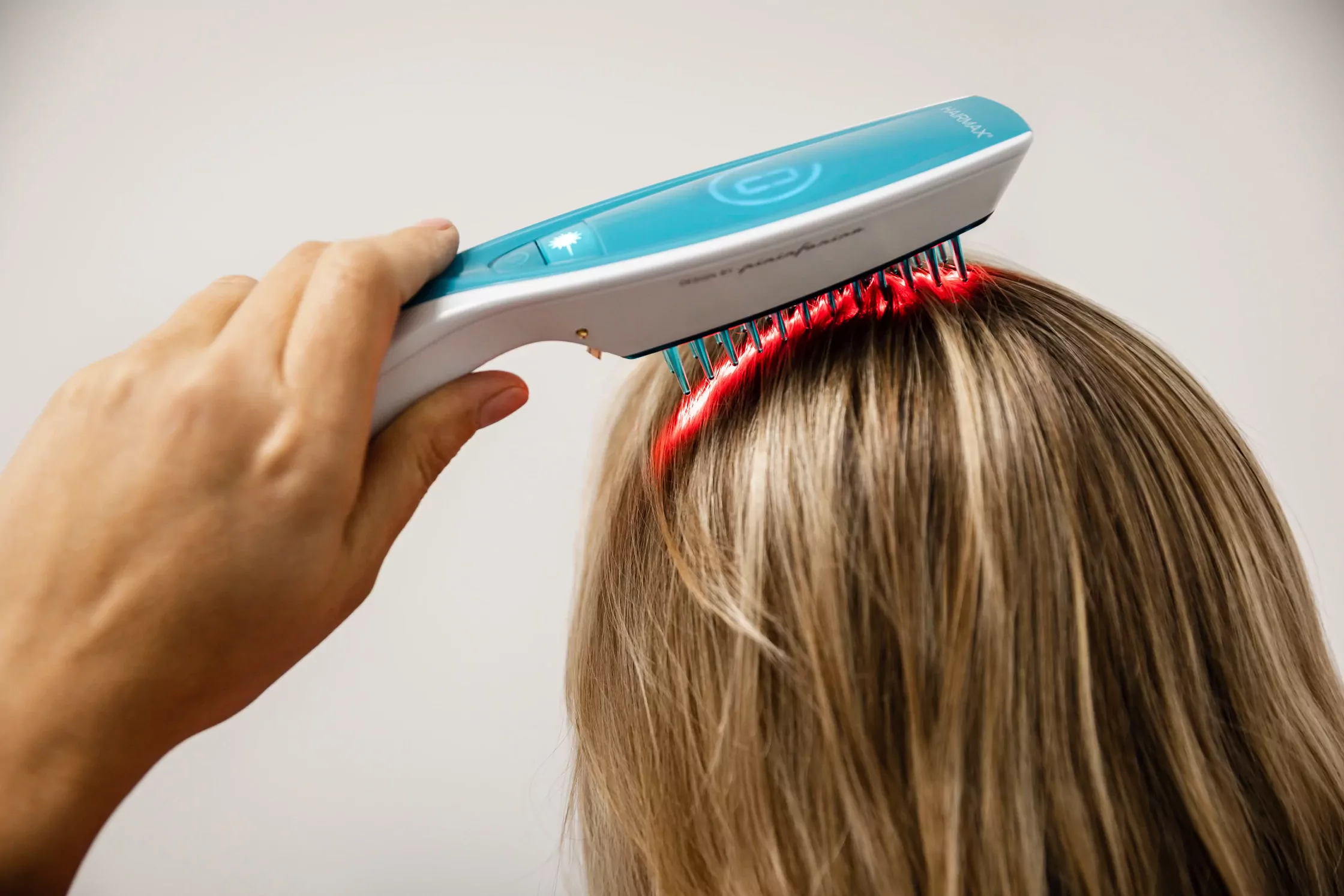 лазерная расческа для стимуляции роста волос в медицинском центре ОН Клиник Чернигов