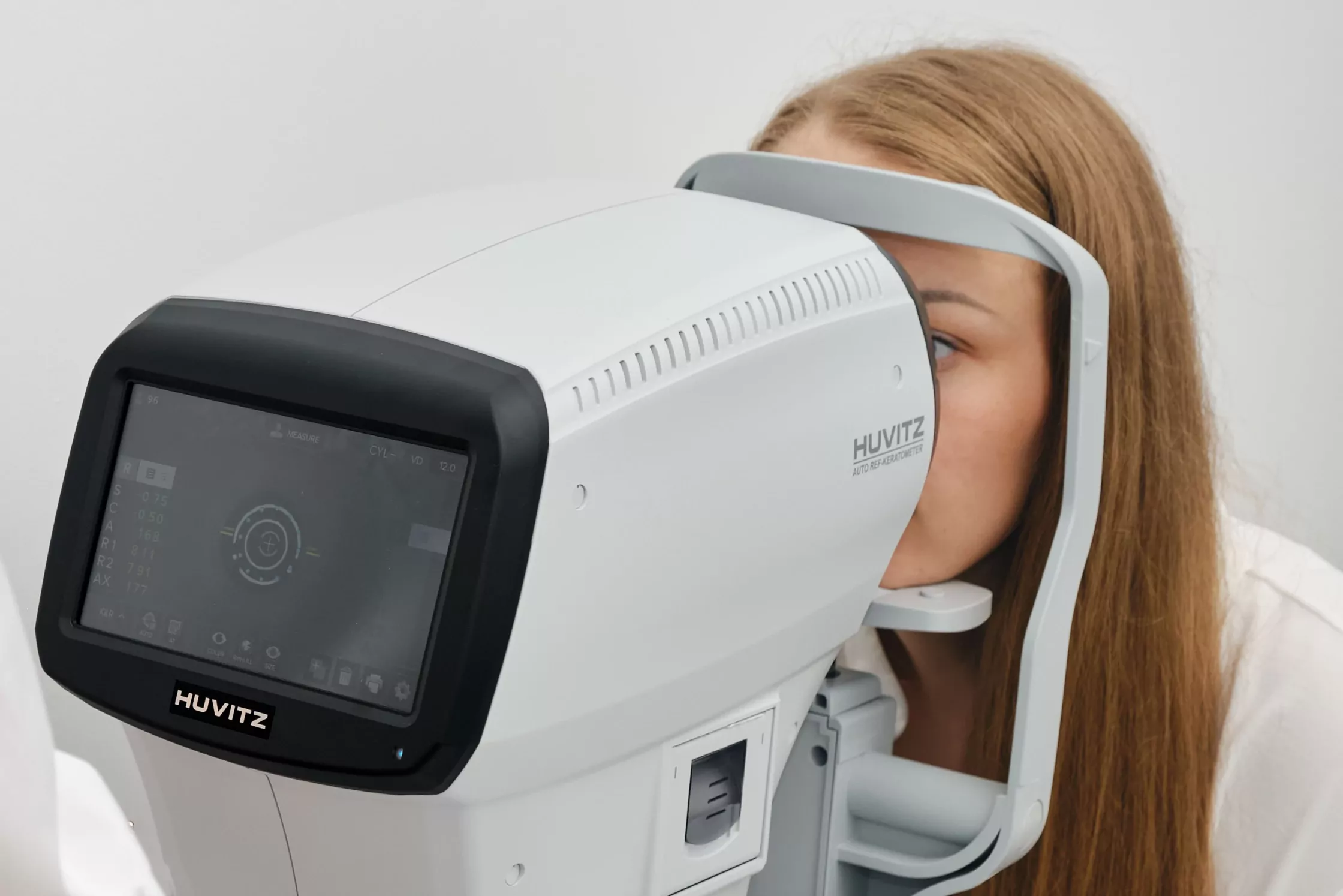 авторефрактометр для диагностики нарушения аккомодации глаза в медицинском центре ОН Клиник Ужгород