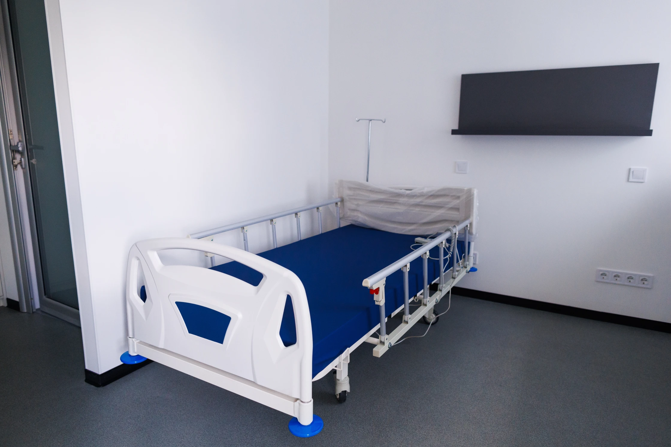 Медицинская кровать в отделении хирургии медицинского центра «ОН Клиник Днепр»