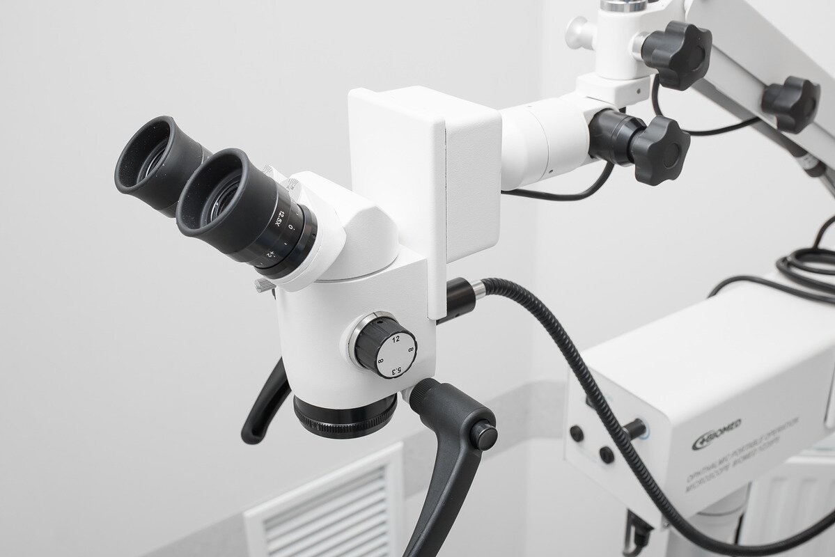 микроскоп для увеличения внутренних структур организма во время операции в отделении хирургии медицинского центра  «ОН Клиник Харьков»