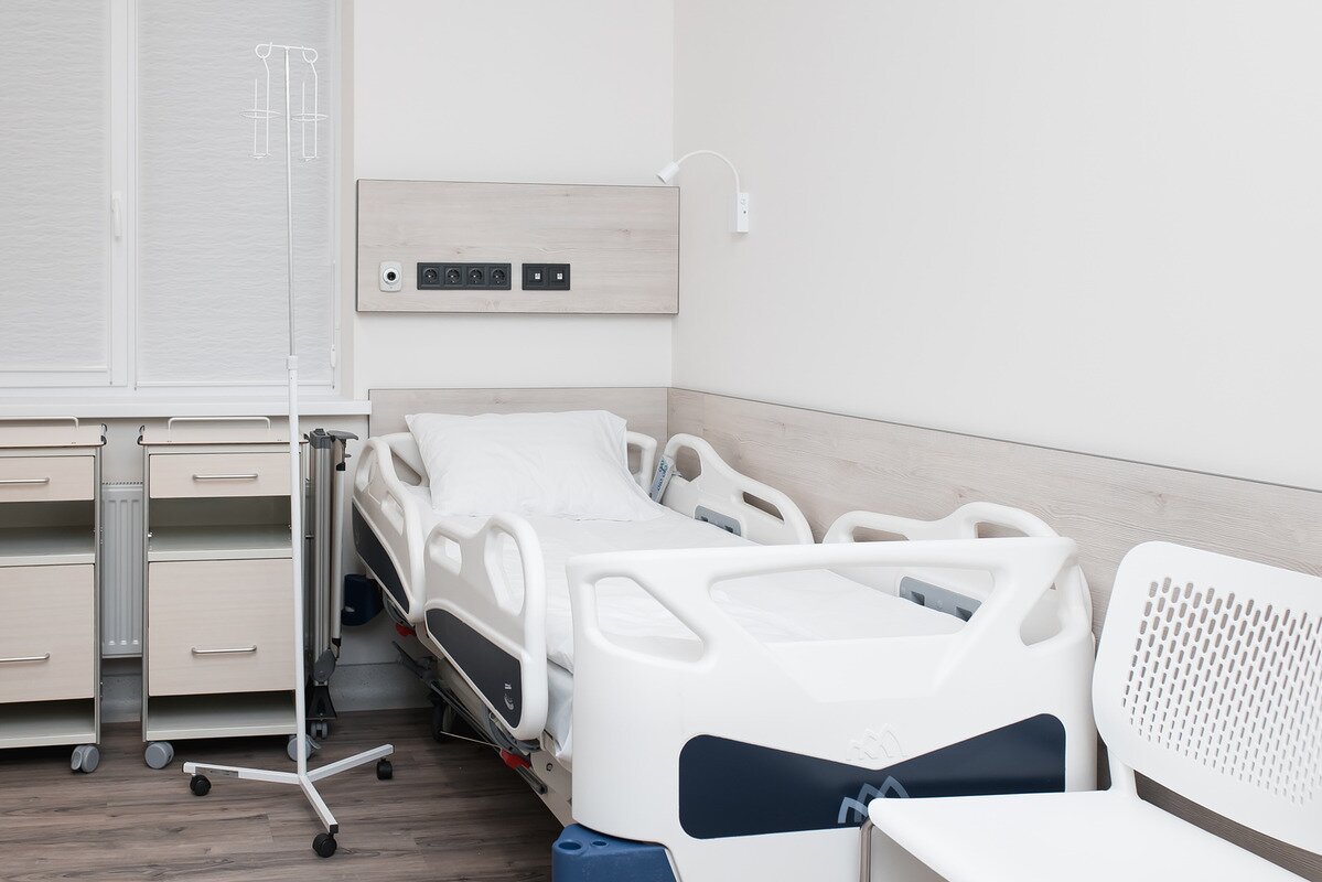 кроватями с управляемым положением и мебель для личных вещей пациента в стационаре медицинского центра «ОН Клиник Харьков»