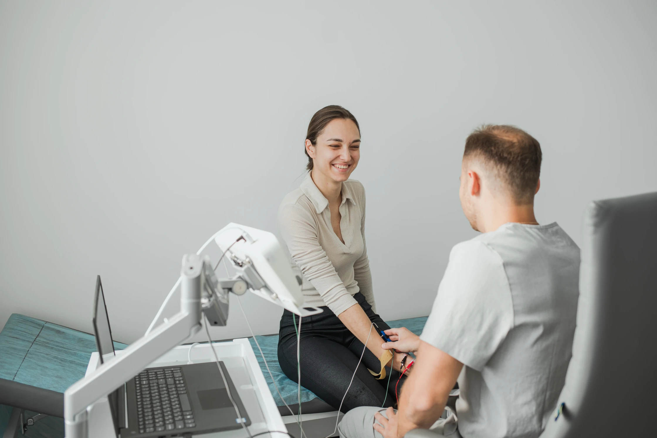 Проведення електронейроміографії