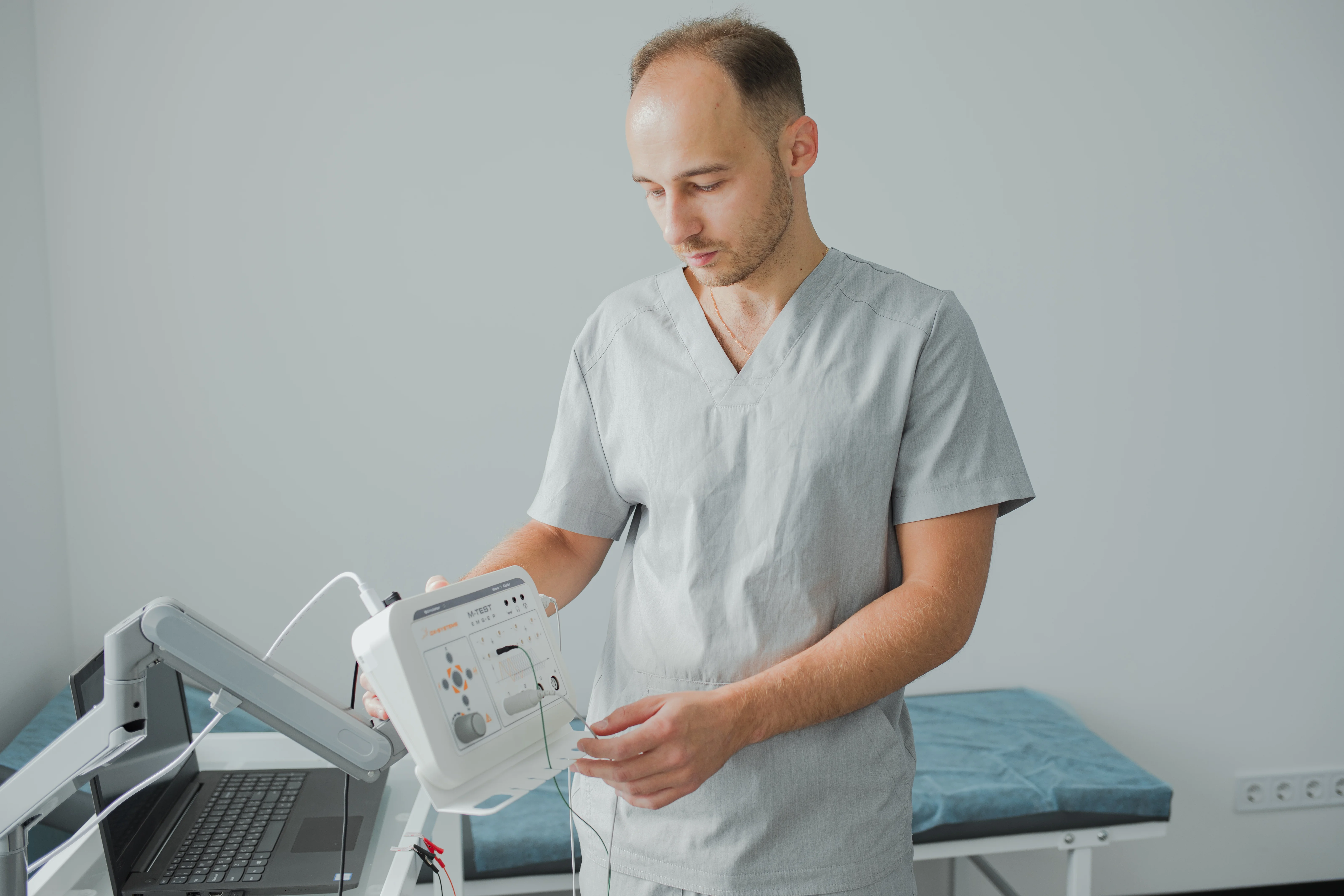 Невролог з апаратом електронейроміографії