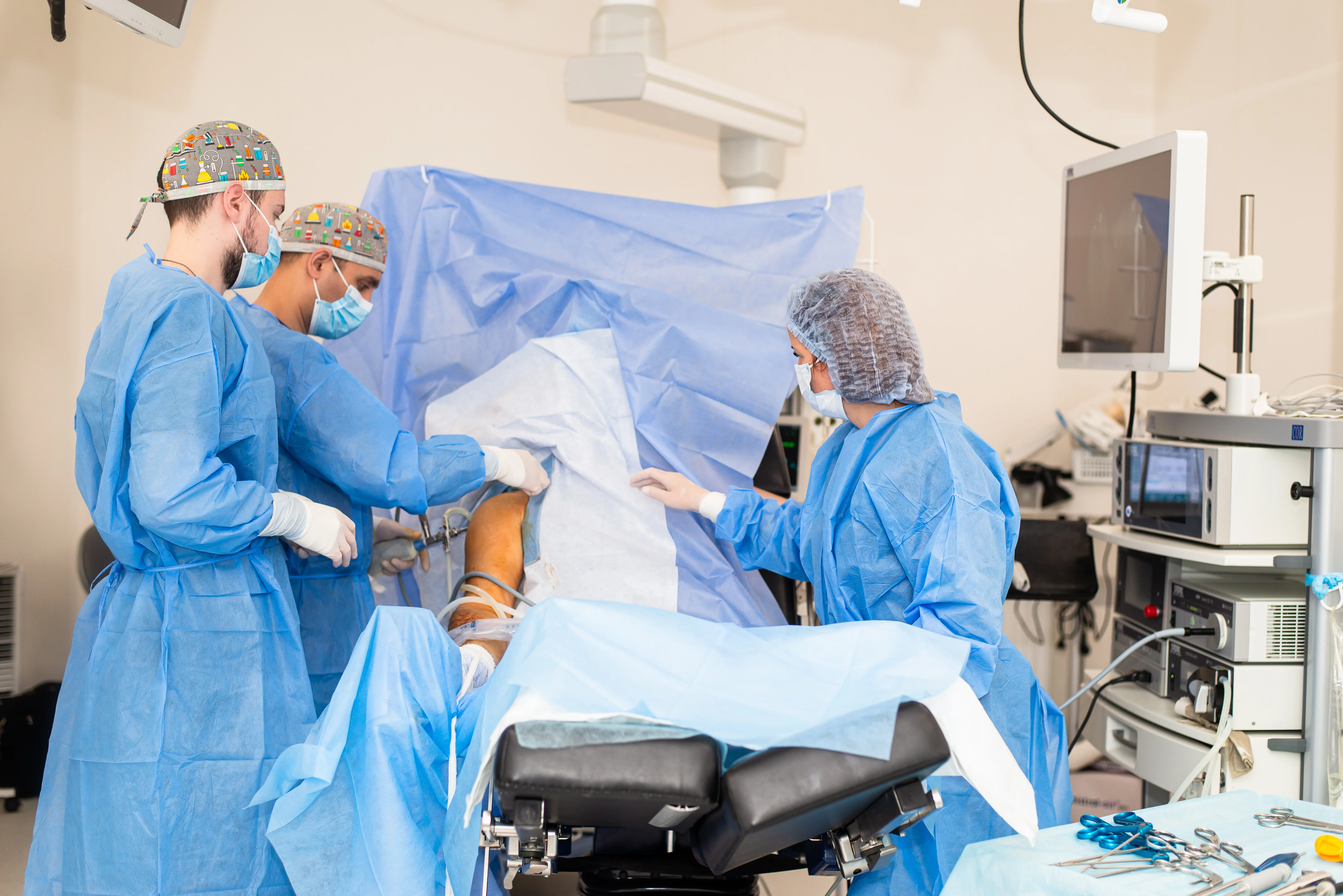 Хирурги-травматологи «ОН Клиник Харьков» проводят операцию